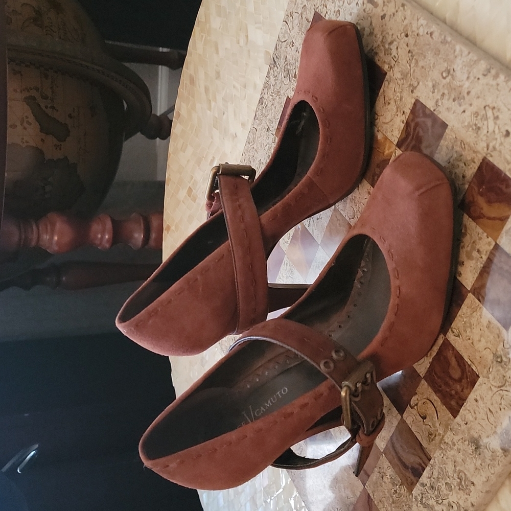 Vince Camuto - Picture 2 of 8